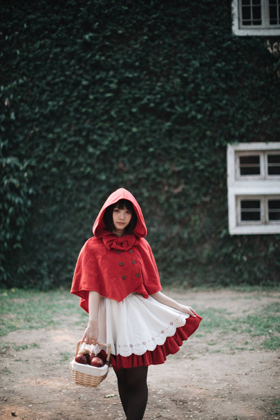 Retrato jovem mulher com Little Red Riding Hood traje em gree
 - Foto, Imagem