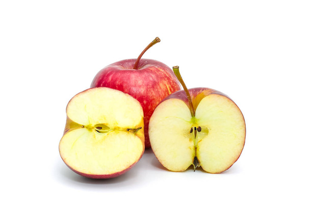 Pomme rouge isolée tranchée sur fond blanc
 - Photo, image