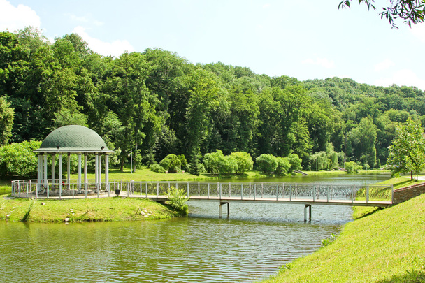 park with a rotunda - Foto, afbeelding