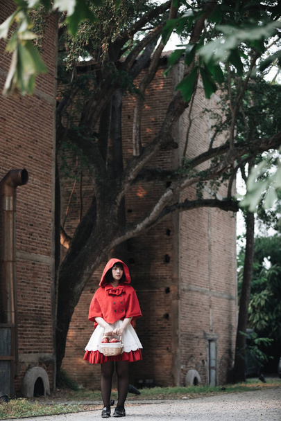 Ritratto giovane donna con Cappuccetto Rosso costume in gree
 - Foto, immagini