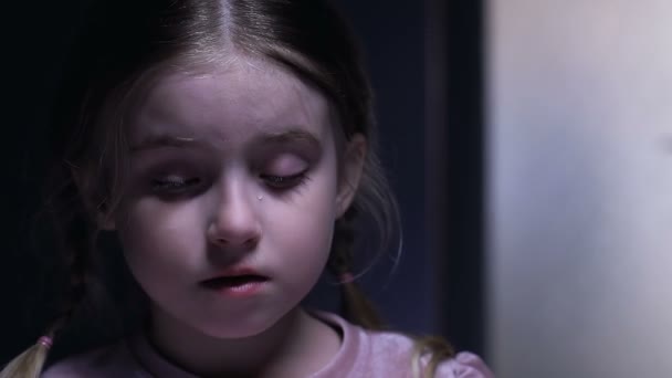 Αξιολάτρευτο αναστατωμένος ορφανό κορίτσι κλάμα, άνθρωπος που εμφανίζεται στην πόρτα για να υιοθετήσει το παιδί, επιμέλεια - Πλάνα, βίντεο