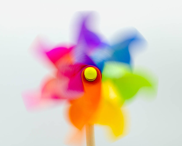Un moulin à vent jouet multicolore filant
 - Photo, image