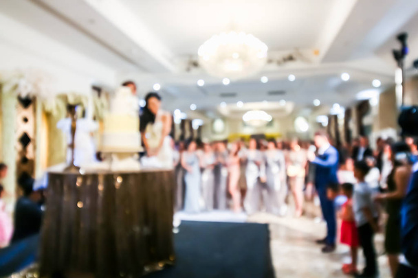 Размытые невеста и жених с людьми в свадебной церемонии
 - Фото, изображение