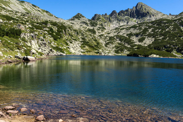 Niesamowity krajobraz z Valyavishko jeziora, góry Pirin, Bułgaria - Zdjęcie, obraz