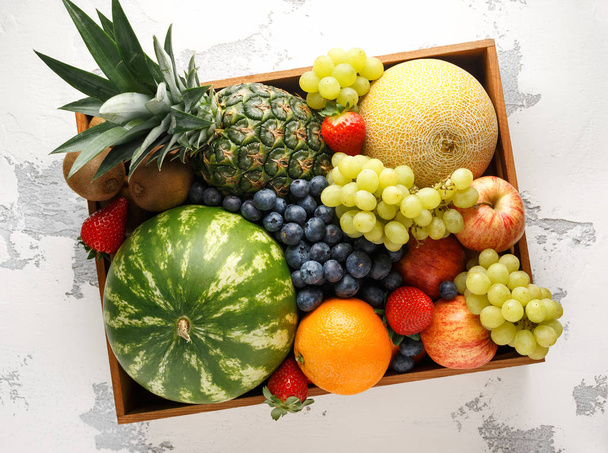 Ahşap kutuda taze meyve ve çilek çeşitli. Sağlıklı vejetaryen yaz yemekleri. beyaz arka plan - Fotoğraf, Görsel