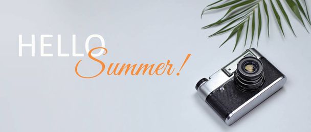 Банер для сайту привіт літо з фотоапаратом і гілкою пальмових дерев
. - Фото, зображення