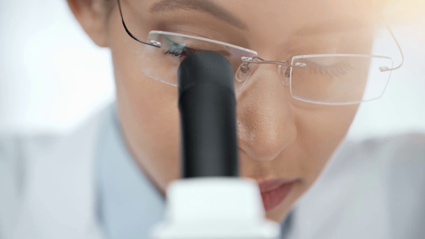 mikroskop kullanarak gözlük afrikalı Amerikalı bilim adamı nın yakın görünümü - Video, Çekim