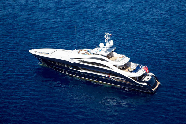 luxus motoros Yacht-tenger felülnézet helikopterrel - Fotó, kép