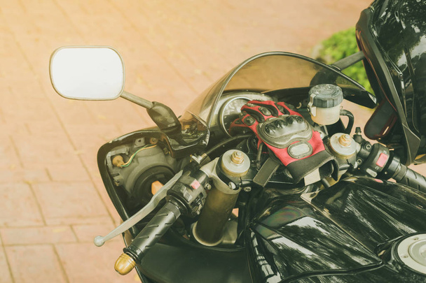 Sportowy motocykl zaparkowany przed kawiarnią. - Zdjęcie, obraz