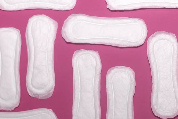 Menstrueel concept. Menstruele pads voor vrouwen. - Foto, afbeelding