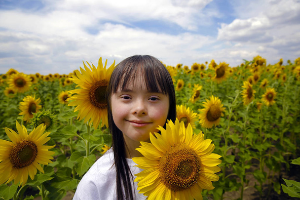 Κοριτσάκι σε πεδίο ηλιοτρόπια - Φωτογραφία, εικόνα