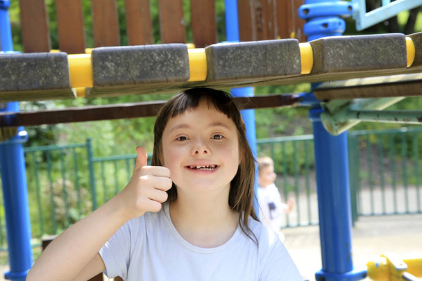 Portret van een lachend meisje in het park - Foto, afbeelding