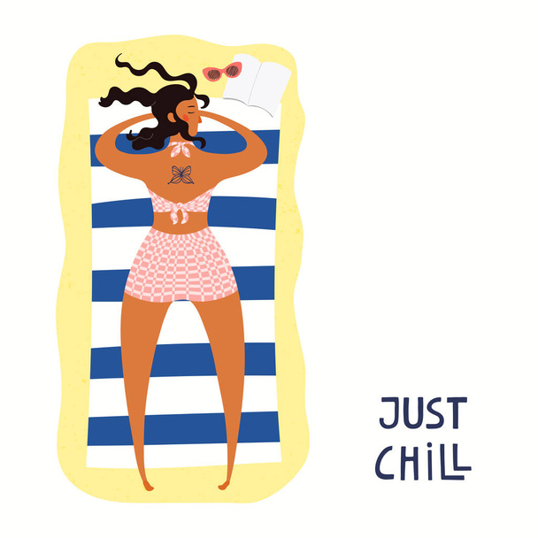 Illustrazione vettoriale disegnata a mano di una donna felice che prende il sole sulla spiaggia con citazione Just chill Isolato su sfondo bianco, poster estivo
  - Vettoriali, immagini