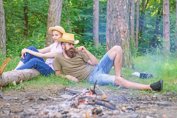 Family activity for summer vacation in forest and nature. Couple relaxing after gathering mushrooms in wild for food. Family traditions. Family relaxing near bonfire after day of mushroom hunting - Foto, Imagen