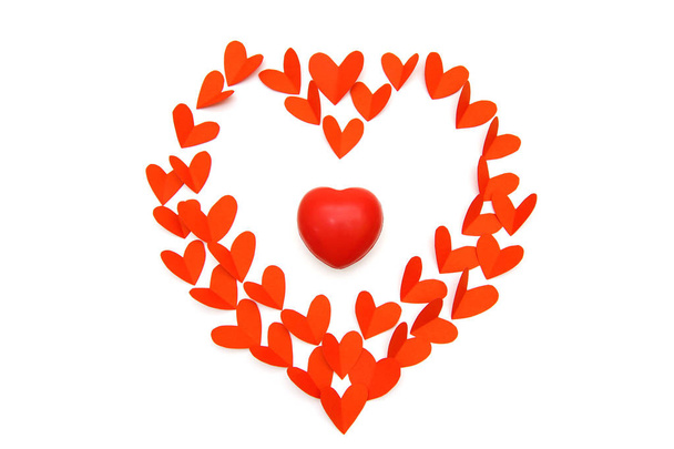 Ιδέα της ημέρας του Αγίου Βαλεντίνου, κόκκινο χαρτί σε σχήμα καρδιάς ως φόντο - Φωτογραφία, εικόνα