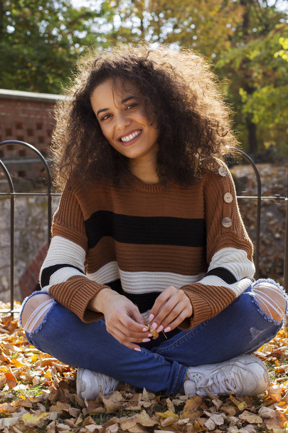 Young afro american woman looking at camera and smiling. - Zdjęcie, obraz