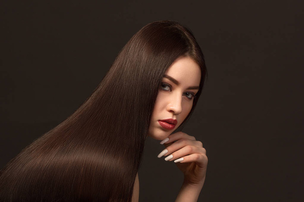 Beautiful Hair. Beauty woman with luxurious long hair. Beauty Model Girl with Healthy brown Hair. Pretty female with long smooth shiny straight hair. Hairstyle. Keratin straightening. - Foto, imagen