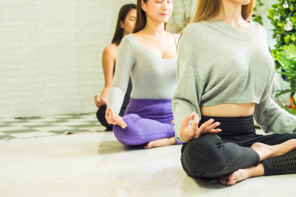 Grupa pięknych kobiet w zajęciach jogi i medytacji do Refre - Zdjęcie, obraz