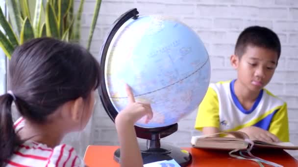 Aziatische jonge kinderen leren over aardrijkskunde. - Video