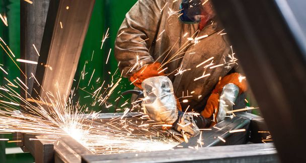 Trabajador metalúrgico que trabaja con amoladora angular
 - Foto, imagen