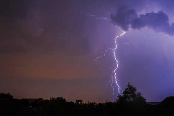 Donner, Blitz und Sturm am dunklen Nachthimmel - Foto, Bild