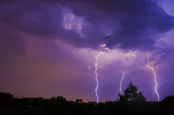Donner, Blitz und Sturm am dunklen Nachthimmel - Foto, Bild