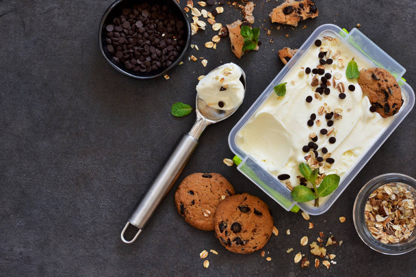 Vanilla ice cream with cookies, oatmeal and chocolate drops - Φωτογραφία, εικόνα