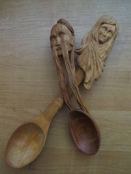 Holzschnitzerei - Löffel in Form eines Kozak und eines Mädchens - Foto, Bild