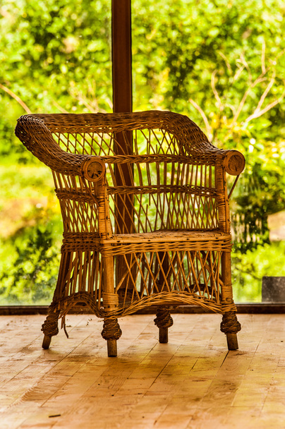 Rattan szék nagy ablak közelében - Fotó, kép