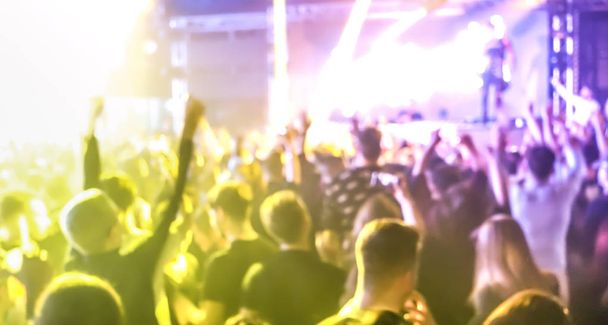 Розмитий фон людей на фестивалі подій ніч - абстрактне дефокусоване зображення після вечірки в диско-клубі з лазерним шоу - розваги та музична концепція Нічне життя - Багатобарвний прожекторний фільтр
 - Фото, зображення