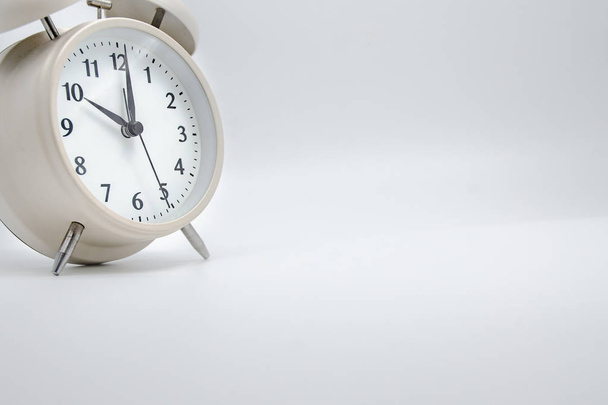 White Alarm Clock isolated Placed on a white background. - Foto, afbeelding