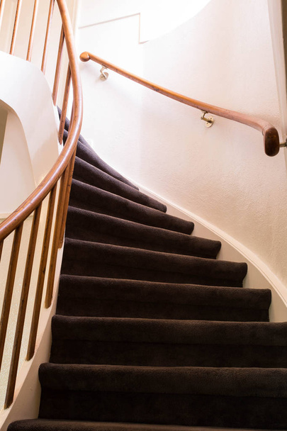 Nowoczesne drewniane schody spiralne z drewnianymi schodami w nowym mieszkaniu w budynku mieszkalnym. luksusowy design - Zdjęcie, obraz