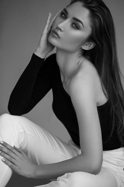 Fashion minimalist dark portrait of brunette female model - Foto, Imagem