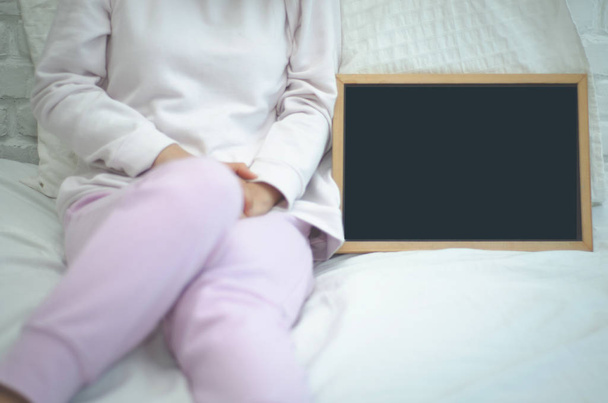 Een vrouw in een roze broek jeukt op vaginaal. Genitale jeuk veroorzaakt door schimmel in ondergoed. - Foto, afbeelding