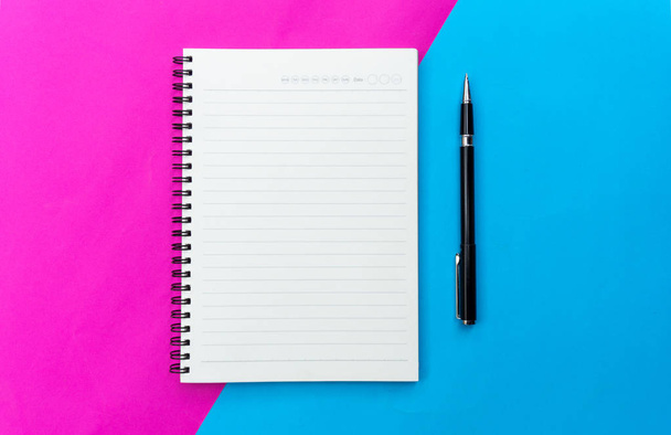 Top vista notebook em branco e caneta preta para mockup flat lay on blu
 - Foto, Imagem