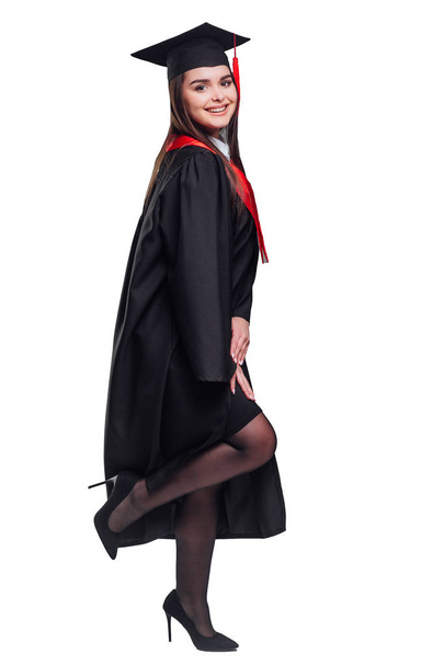 Mulher pós-graduação atraente no manto isolado no fundo branco
 - Foto, Imagem