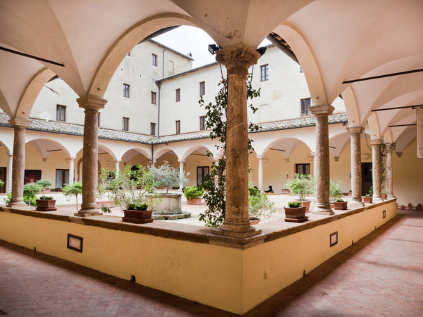 Rectangular cloister with Gothic arches and  columns. - Photo, Image