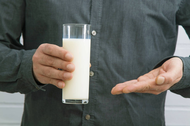 kézzel üveg friss tejet - Fotó, kép