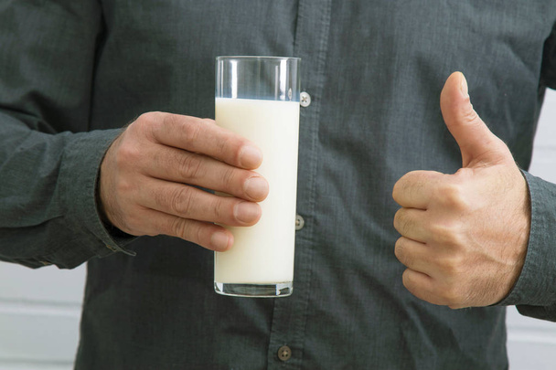 copo de leite com sinal ok
 - Foto, Imagem