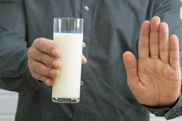 taza de leche con señal de stop o prohibido, intolerancia a la lactosa
 - Foto, imagen