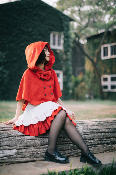 Портрет молодої жінки з маленькою червоною шапочка костюм у Gree - Фото, зображення