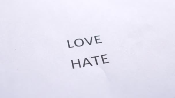 Человек выбирает любовь против ненависти с красным маркером, любовь и ненависть концепции отношений
 - Кадры, видео