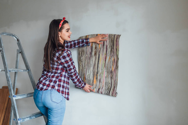 Woman doing home renovation, focus on foreground - Φωτογραφία, εικόνα