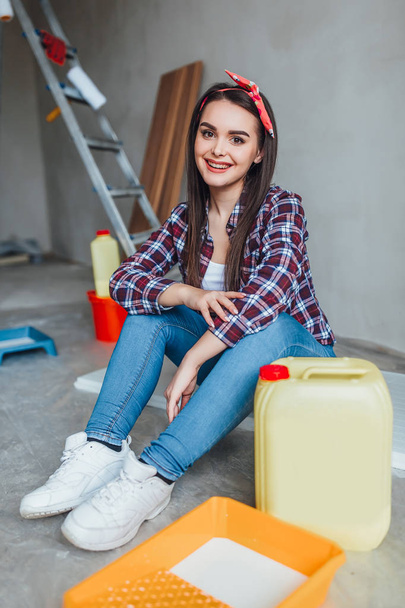 Attractive young woman doing repairs at home - Valokuva, kuva