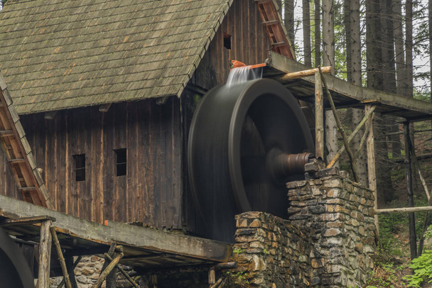 Vecchio mulino in legno nella foresta nella valle vicino alla città di Zlate Hory
 - Foto, immagini