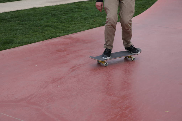jeunes jambes de skateboarder pratiquant au skatepark
 - Photo, image