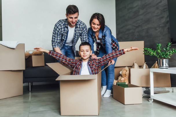 Família jovem se divertindo ao se mudar para novo apartamento
 - Foto, Imagem