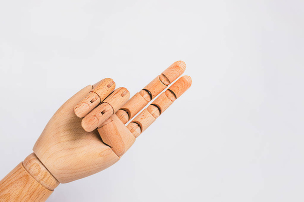 Une main orthopédique en bois sur fond blanc
. - Photo, image