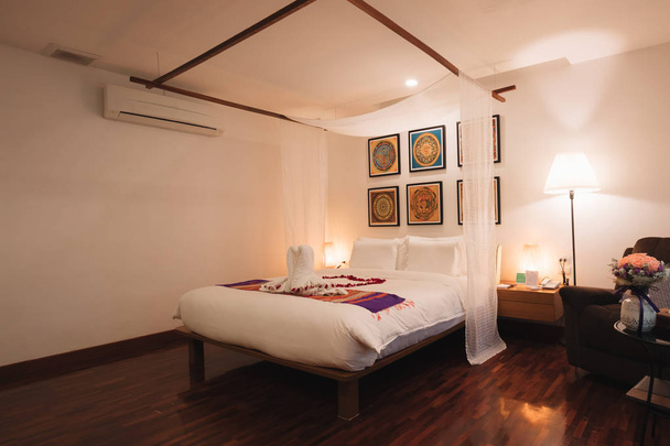 Dormitorio en estilo tailandés tradicional
 - Foto, Imagen