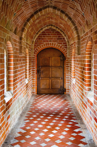 Антикварні дерев'яні двері в інтер'єрі стародавнього замку
 - Фото, зображення